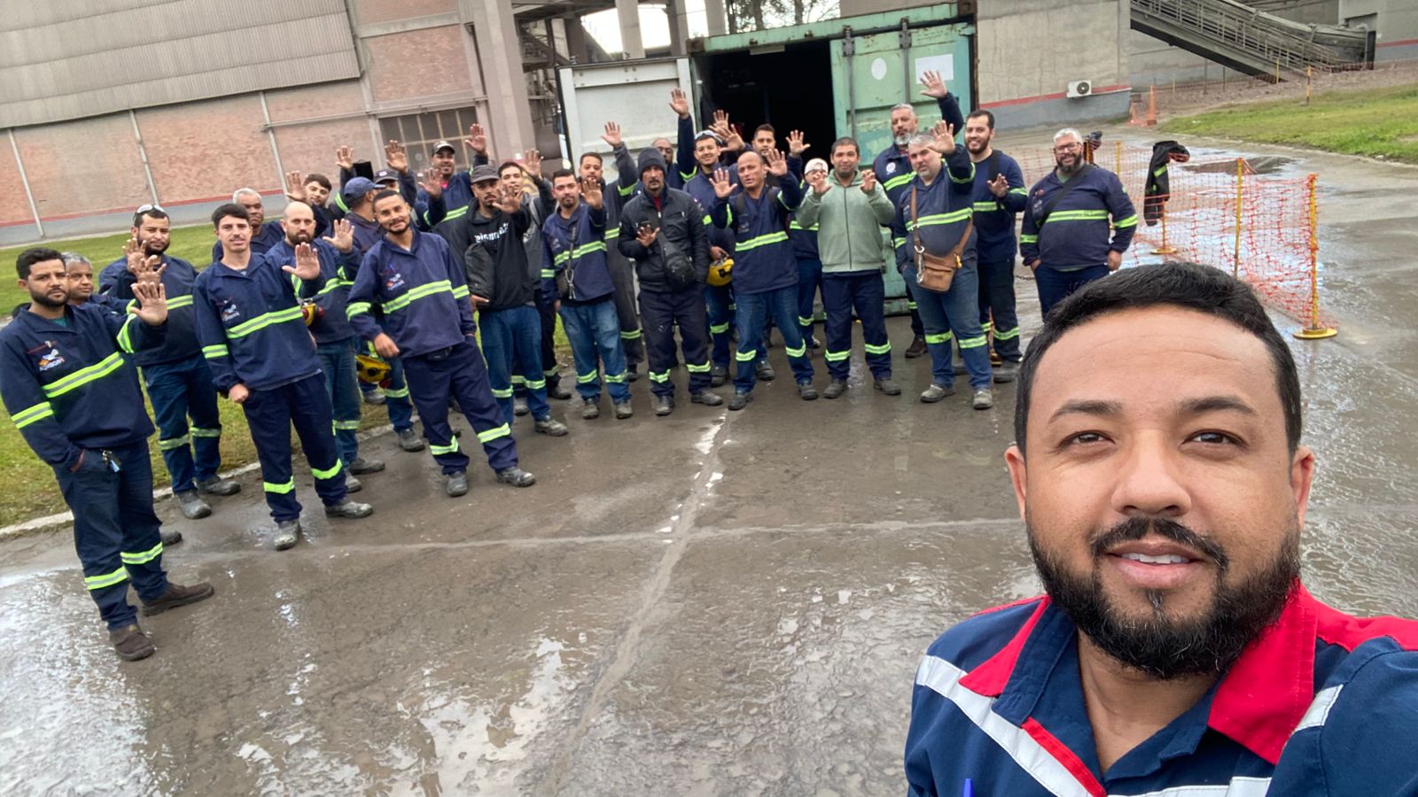Equipe de manutenção industrial da PROENÇA reunida em campo