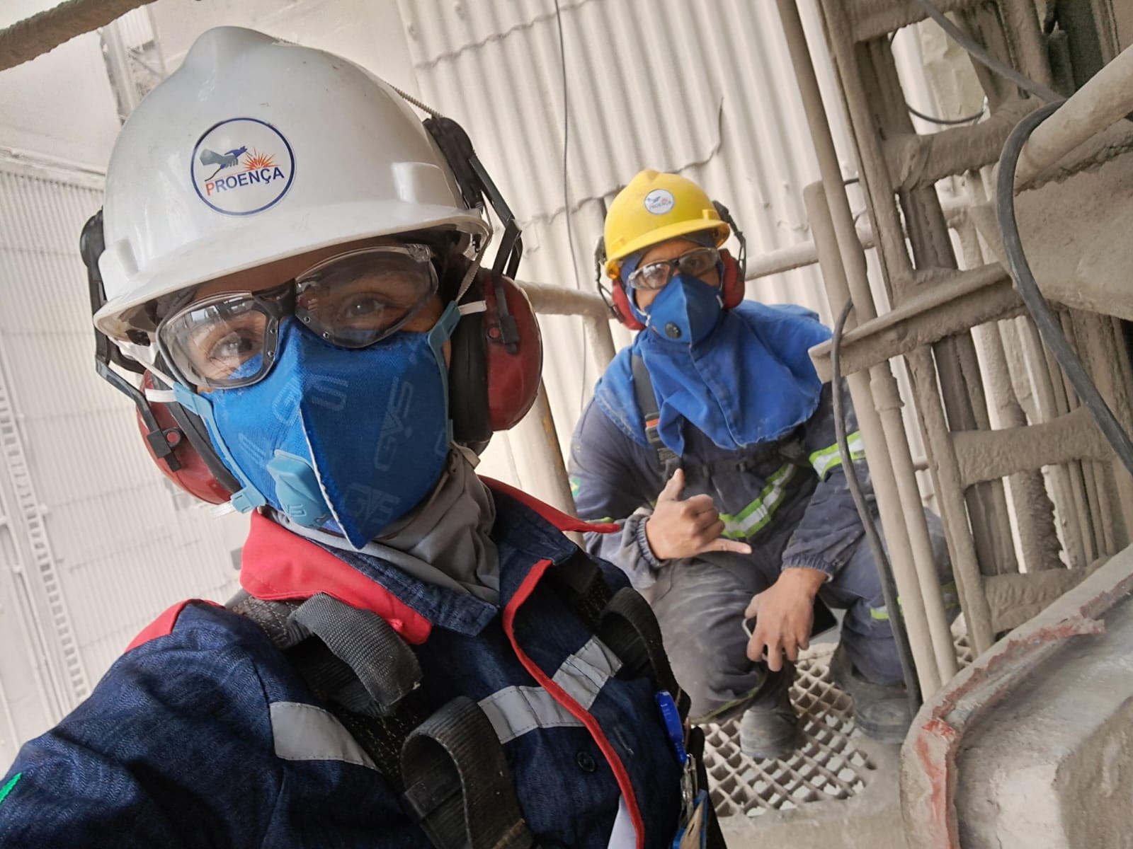 Profissionais da PROENÇA em atividade de manutenção industrial
